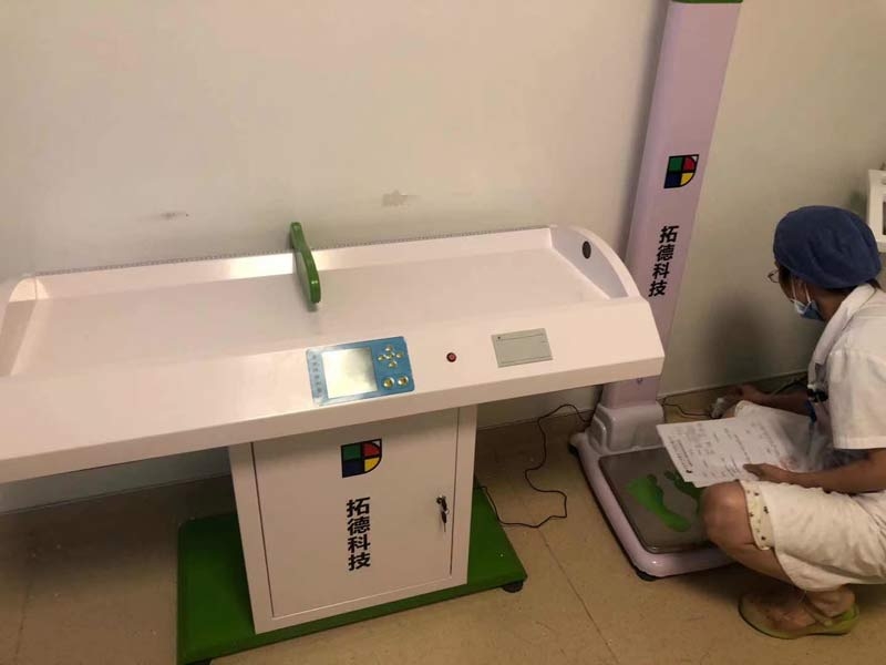 拓德科技工程師王工和劉工兒童體檢系統(tǒng)工作站裝機進(jìn)行中